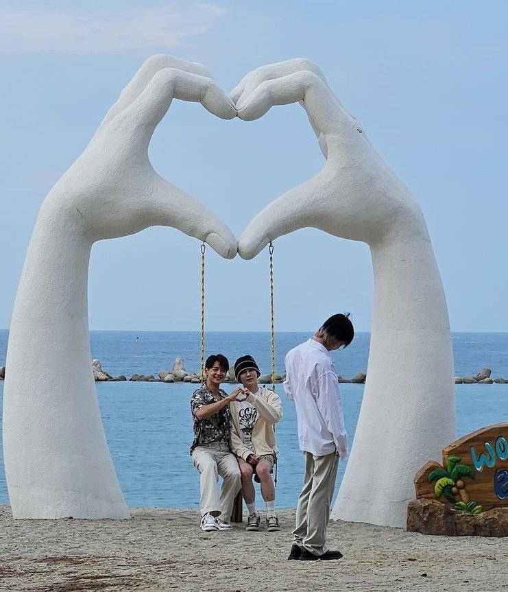 diorkibum's tweet photo. old married couple in their 2nd honeymoon trip that they force their son to join https://t.co/ubtpp5DQGk