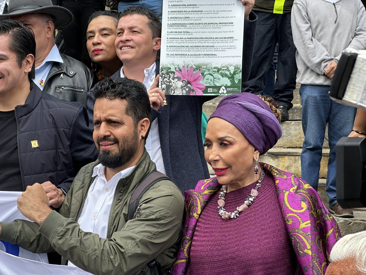 #AvanzaElCambio 
Hoy en la rueda de prensa del <a href="/PactoCol/">Pacto Histórico Oficial</a> anuncié al país que voy a iniciar el proceso legislativo para que así como indígenas y afros tienen curules, el campesinado también las tenga.