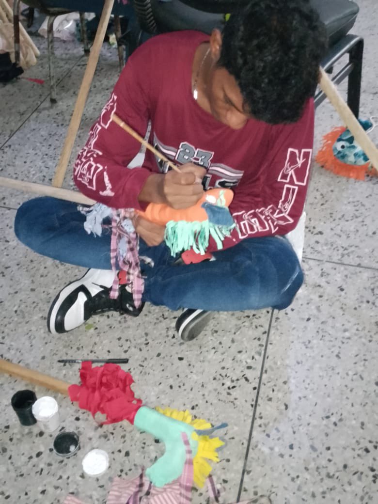 comandosergioh's tweet photo. Como parte de las tradiciones y costumbres de Ciudad Bolívar, tanto niños como jóvenes y adultos se encuentran realizando los caballitos que llenarán de alegría y color este sábado las calles del Casco Histórico con las correrías de los caballitos de San Juan #SomosDeporte https://t.co/sEKy47rnC1
