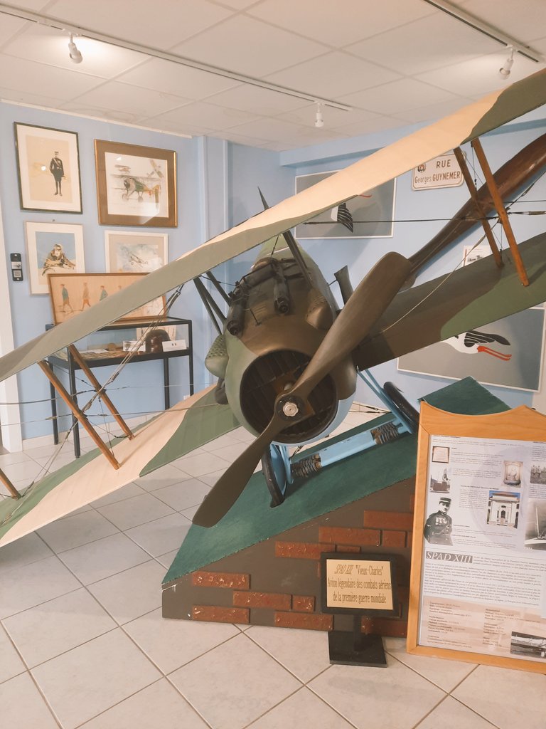 Des étoiles plein les yeux pour les élèves de CE2-CM1 de l'école de Saint-sauveur 💫 Ce matin, visite de la #BA116, découverte du Mirage 2000 et des différents métiers présents sur la Base. Moment inoubliable pour les enfants ! 🤩