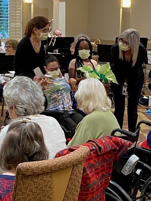 June is Seniors Month. We thank @TDSB students from @AncasterSchool, @TDSB_Gracefield, @TDSB_LHMS and Joyce Public School @CS_pinkney
for preparing heartwarming messages on the theme of 'peace' for residents of Villa Colombo Home for the Aged. #ItalianHeritageMonth 💌