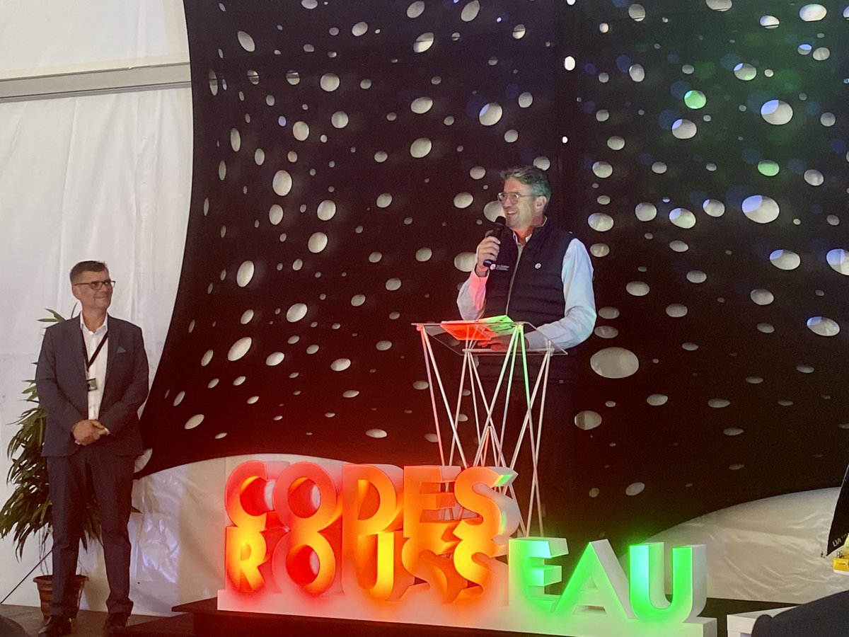 YannickMOREAU's tweet photo. Feu au vert pour l’entreprise @CodesRousseau qui célèbre aujourd’hui sa triple réussite :
👉🏻 un virage #numérique bien engagé
👉🏻 un déménagement express à #Numerimer, notre pôle dédié au développement économique des entreprises de @LSOAgglo
👉🏻 une transmission de l’entreprise en bonne intelligence depuis 1937
Pour l’#Agglo, c’est une fierté car ce sont des millions de Français qui continueront d’apprendre les bons réflexes de la conduite grâce à l’énergie et au savoir-faire Sablais.
Bon vent à Olivier Fretay et à son équipe et bonne route aux #CodesRousseau 😉