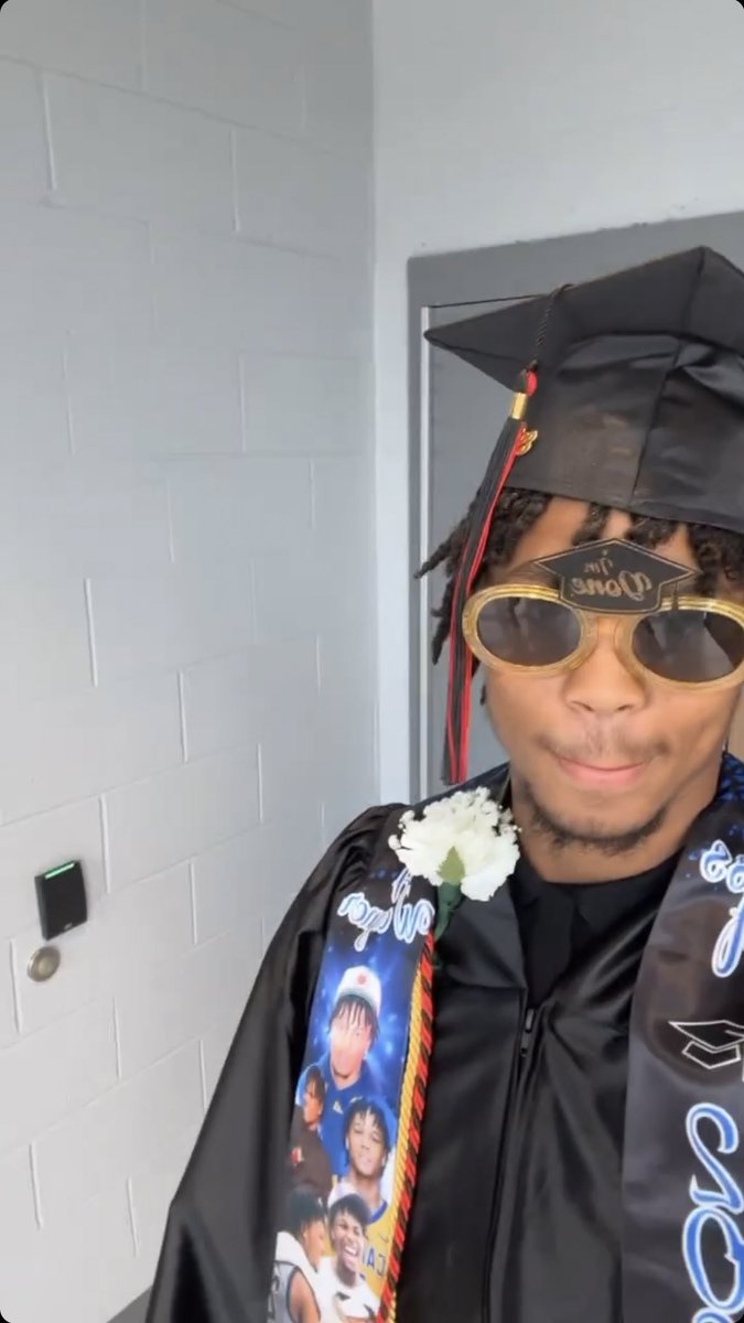 DJ Wagner is graduating from High School today!

Here he is sporting some graduation drip, including some shades and a custom stole.

Congratulations DJ!

#BBN