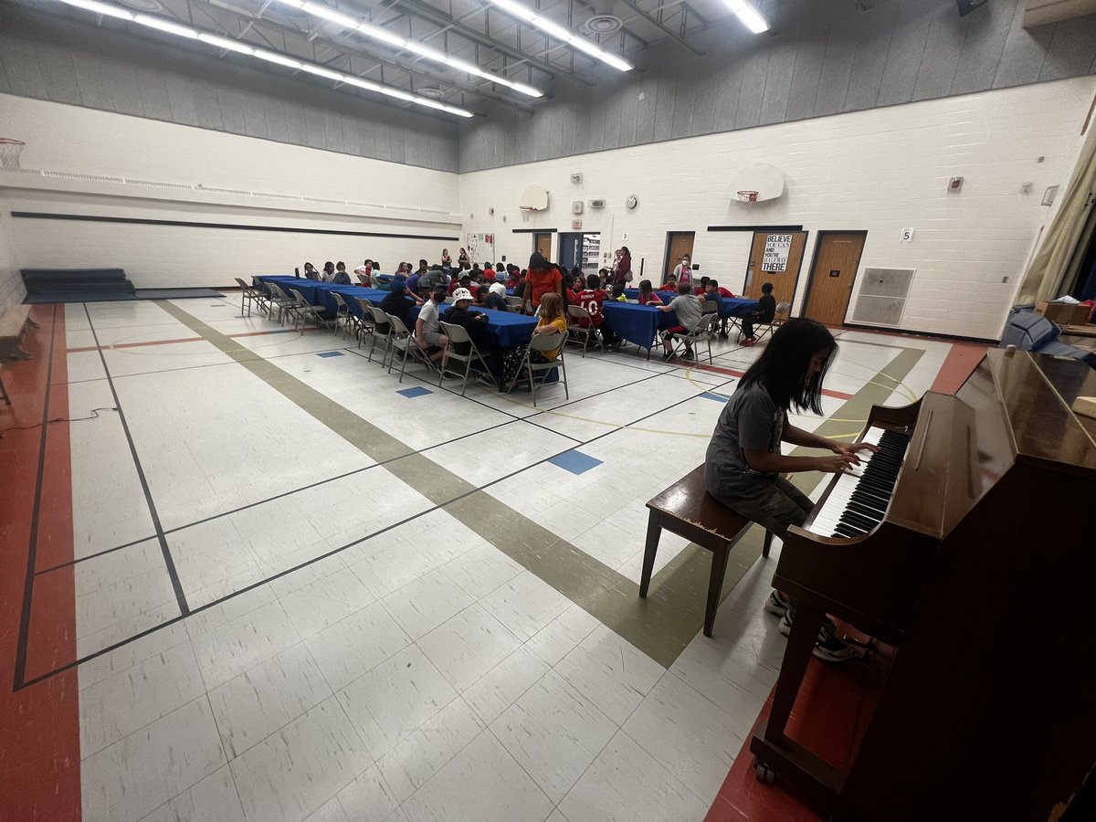clare_runaghan's tweet photo. Thank you @SomDrPS_Council for the grade 5 Pancake Breakfast! @SomersetPS https://t.co/5jlCuDsDOP