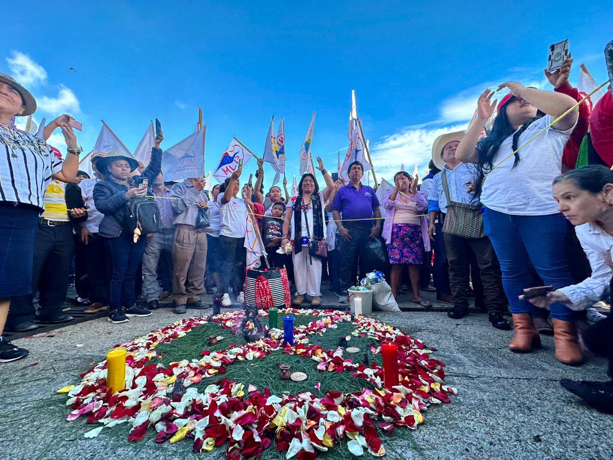 RedJunNaoj's tweet photo. Hoy el @GtMlp, realizó su cierre de campaña en la plaza de las niñas, como una forma de conmemorar no solo a las 56 niñas del Hogar aseguró Virgen de la Asunción, si no a sus líderes y lideresas que han sido asesinados durante la este año, mencionó @ThelmaCabreraP2 
📸 @angelacuc https://t.co/QTdRNfsPtj