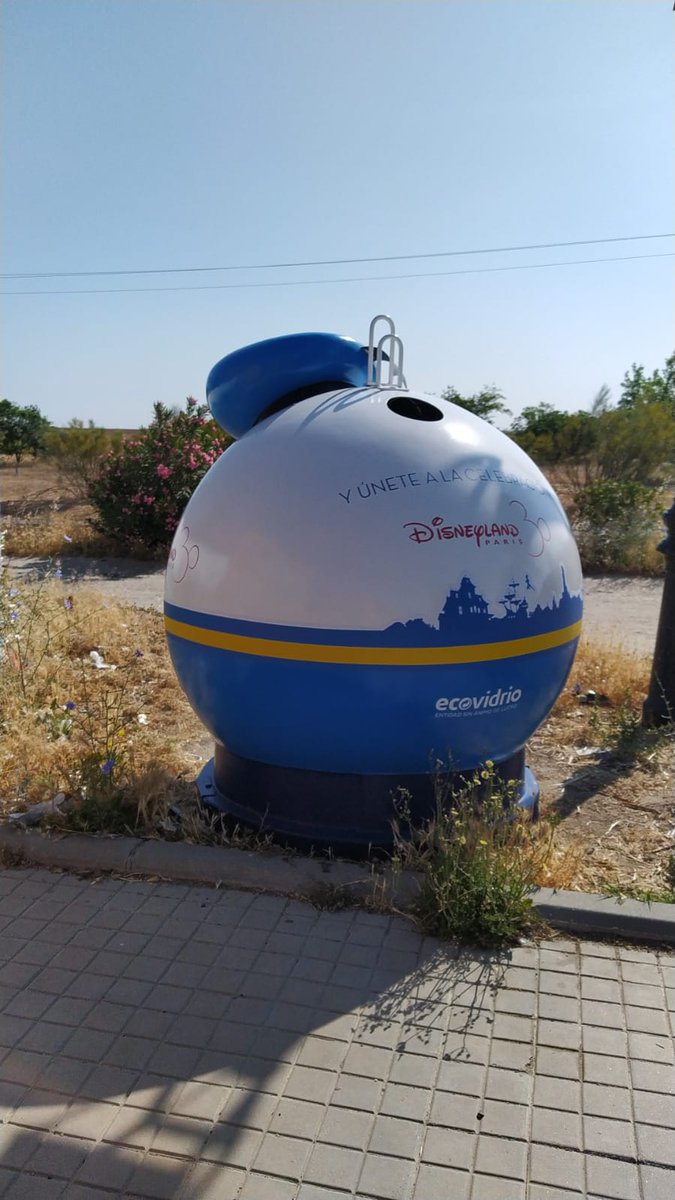 iesamoreno's tweet photo. También nos han instalado un contenedor de vidrio para invitar a reciclar a la comunidad educativa y todos los vecinos de #brunete @AytoBrunete https://t.co/ypoP4OfH7z