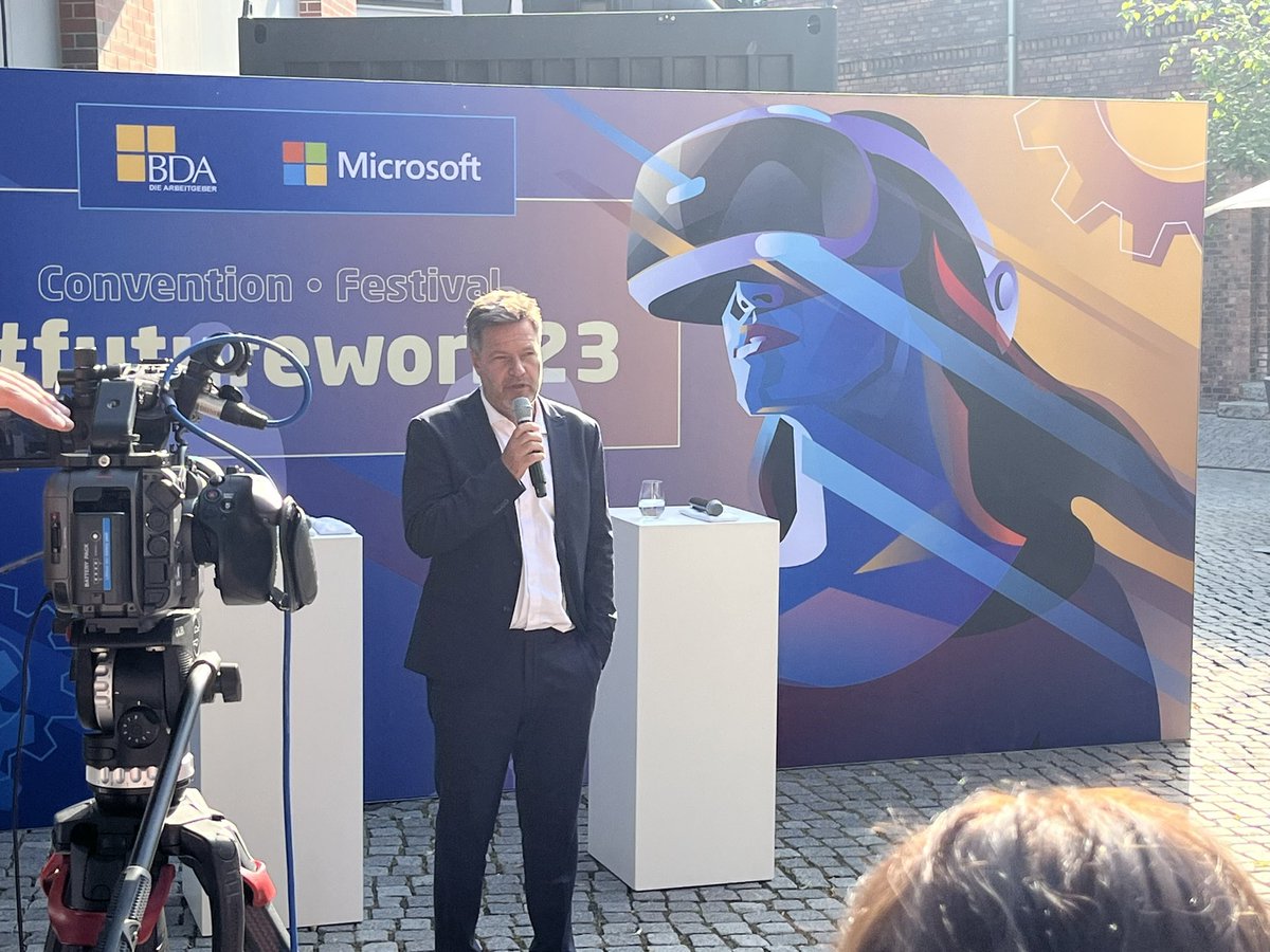jpoettering's tweet photo. Wirtschaftsminister @BMWK Robert #Habeck wirbt beim #futurework23 Festival von @DieBDA mit Nachdruck für Schaffung wettbewerbsfähiger Industriestrompreise: „Unser Ziel muss es sein, die energieintensiven Industrien in Deutschland zu halten!“ https://t.co/6oUfdCZQes