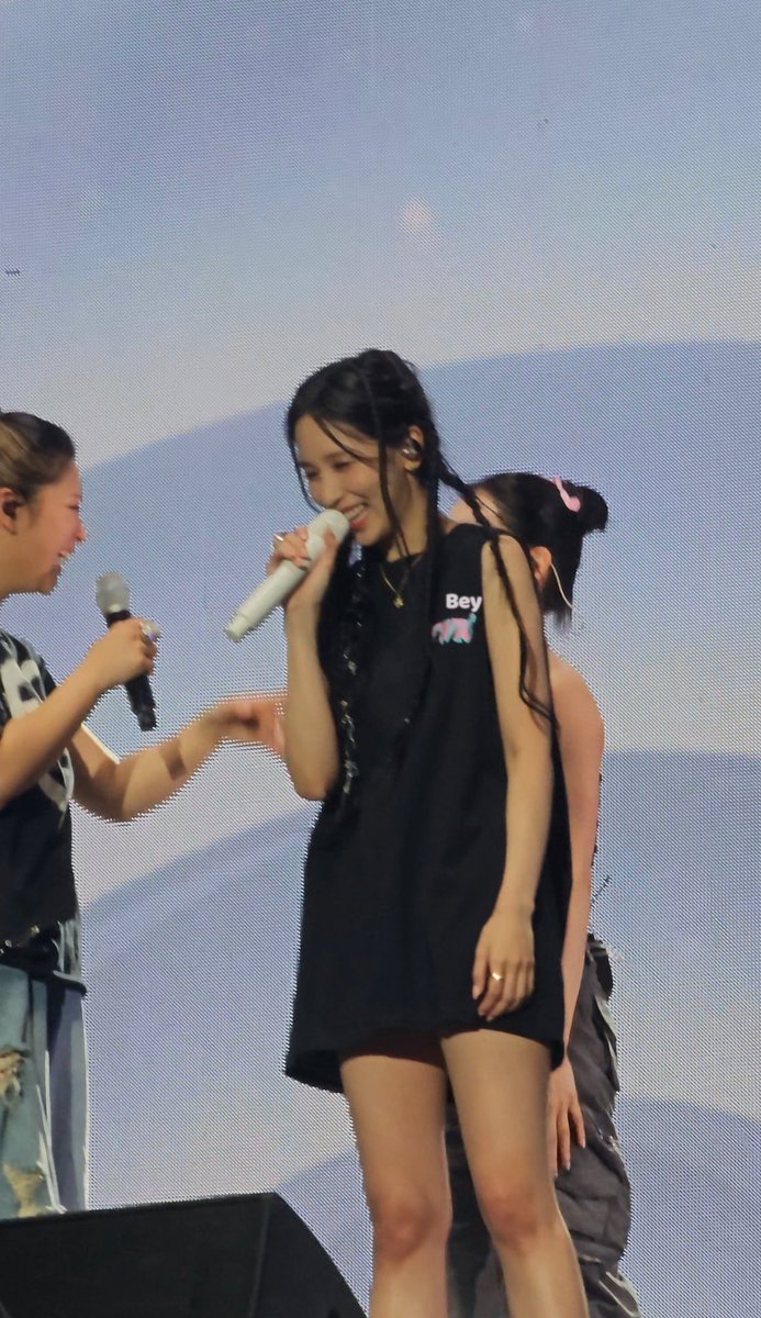 She just stood there let 2yeon do whatever they want and went☺️kkkk
#mina #TWICE_5TH_WORLD_TOUR 
#TWICE_5TH_WORLD_TOUR_IN_DALLAS