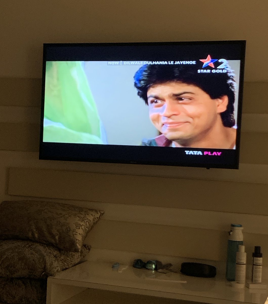 RupamShivranT's tweet photo. There is something magical about this guy…! Yun hi nahi he is the king of romance…! Awsome dialogue delivery…!  You can feel the emotions..! @iamsrk https://t.co/kLgzTbnECk