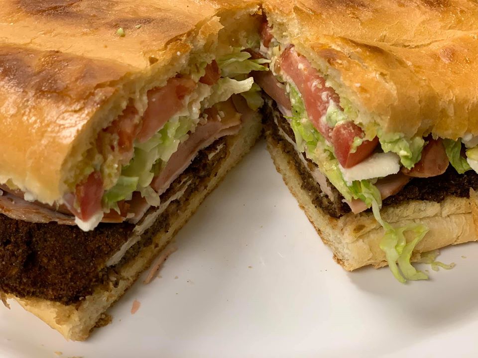 pupusasymas's tweet photo. ¡Disfruta de una deliciosa torta de milanesa de res para este día! ¡Esta receta es una mezcla perfecta de sabor, calidez y comodidad! ¡Receta sencilla para preparar, asegurando un resultado rico y satisfactorio! #yummy #alimentos #foodporn https://t.co/3WxJW33Qs6
