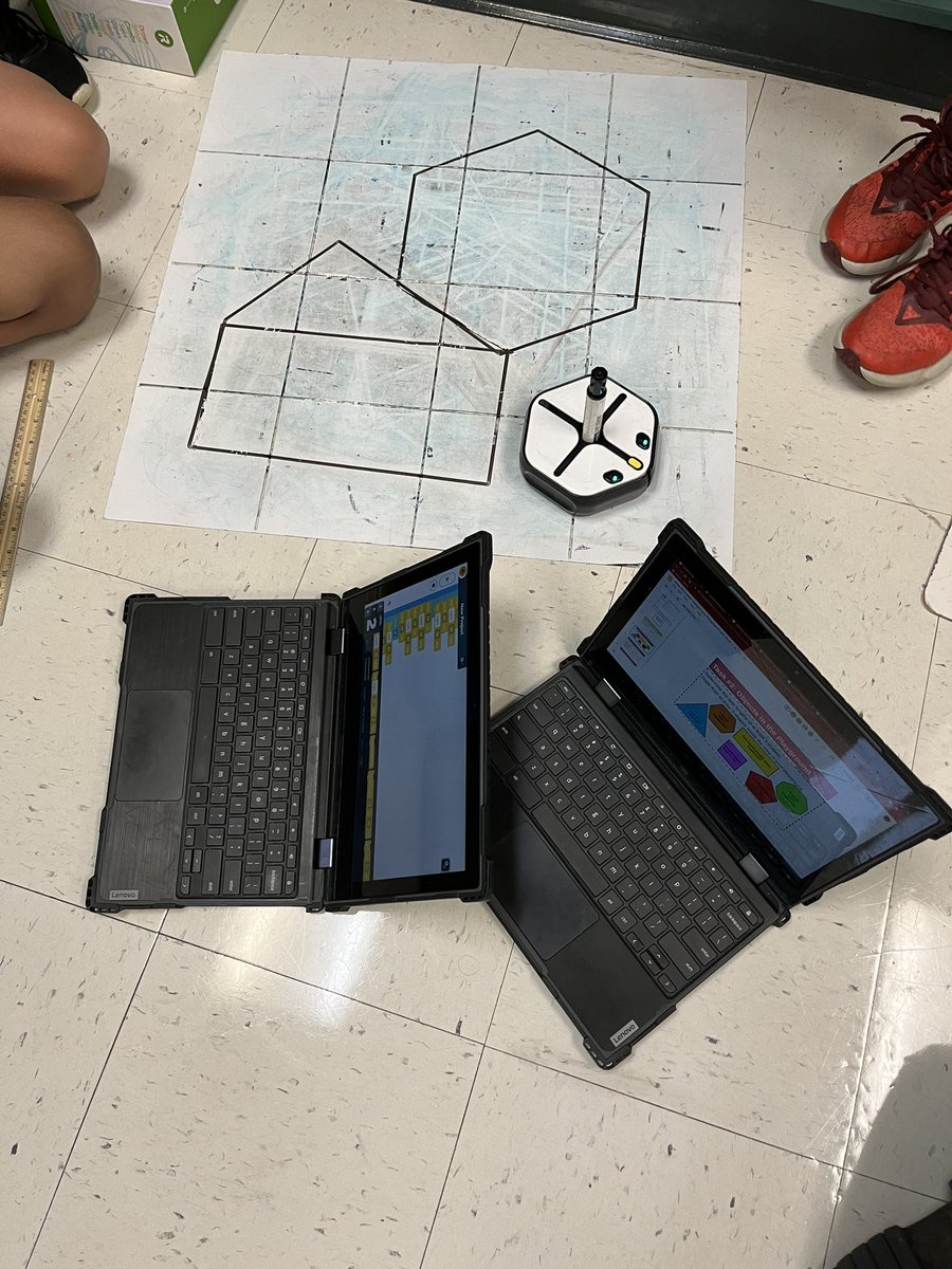 Sharing our knowledge of root robots to challenge 4th graders to  design a playground. 5th graders leading and teaching!! Ready for middle school! <a href="/SalemElementary/">Salem Elementary</a> @MrMeehanHistory <a href="/dlczirkle/">Chris Zirkle DLC</a>