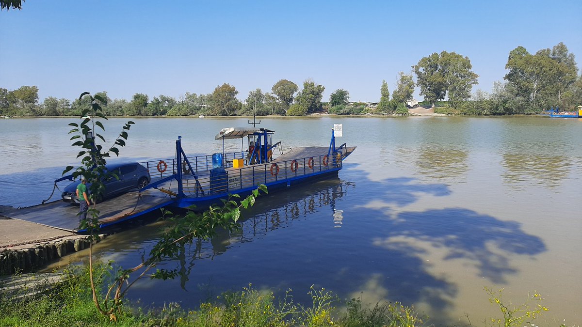 Embarcadero de #CoriadelRío. Conocida como La Barcaza, es un paso fluvial  sobre el río #Guadalquivir. Data de 1970

Antaño decenas de barcas cruzaban el Río desde Jaén hasta Sanlúcar B. Hoy en día solo se conservan dos pasos en barca (Coria y Sanlúcar), vestigios de la historia