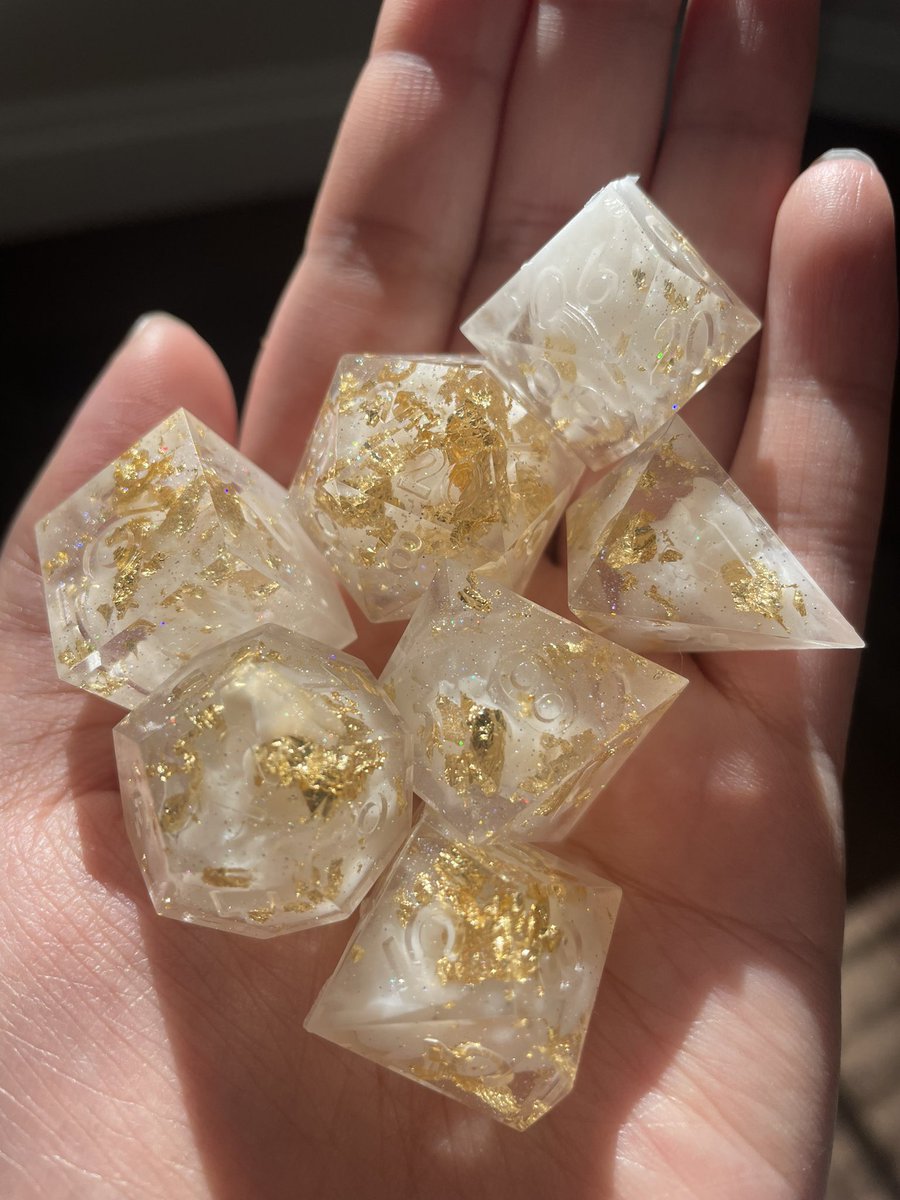 achefloww's tweet photo. ✨🤍 angelic 🤍✨

my latest set is perfect for the divine!! 😇

or if you just like sparkles and fluffy clouds ☁️✨

#dice #dicemaker #dnd #ttrpg https://t.co/AZP0driikR