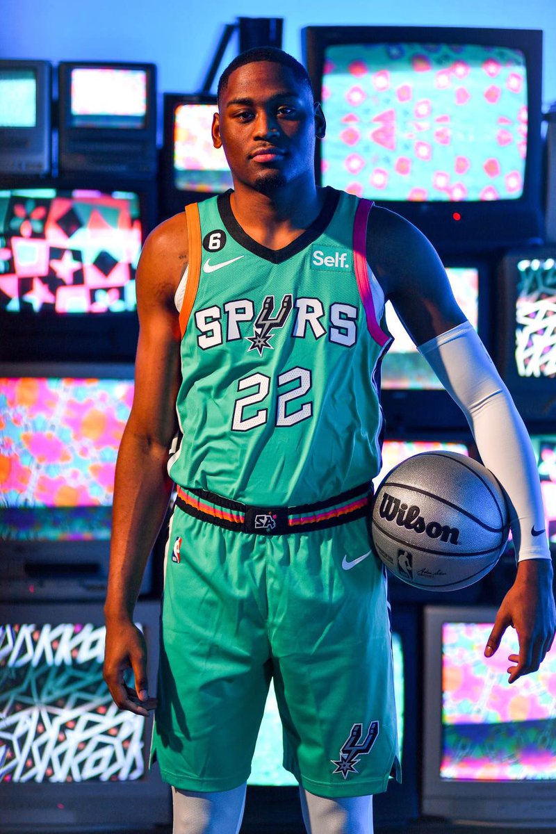 AddeePatty's tweet photo. @Pat_Benson_Jr Not their best season this year but this throwback jersey was TOUGH https://t.co/cSlDBuil7J