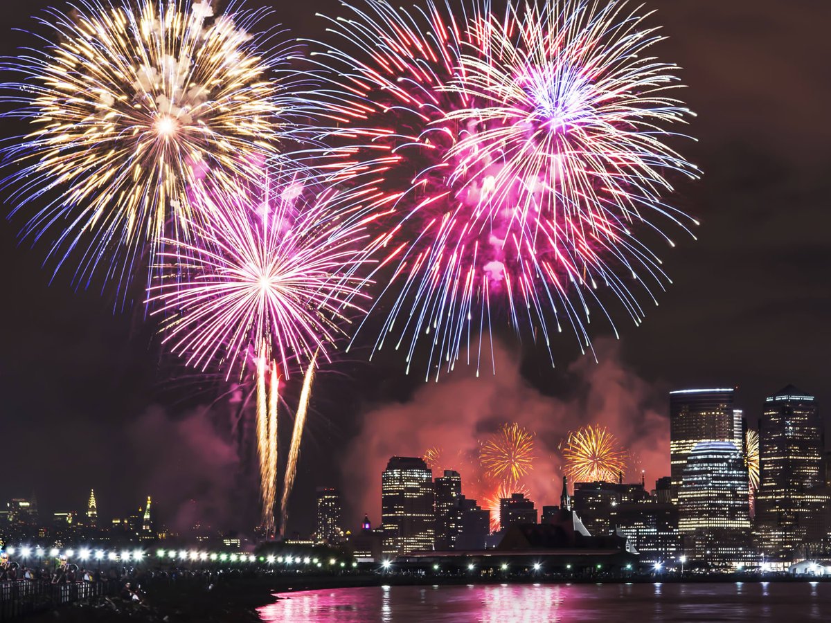 Millennium1UN's tweet photo. 4th of July is just a couple of weeks away, and there's no better to place to celebrate than NYC! 🎇

Book your stay with our Red, White, and View package and enjoy high-rise views of the East River fireworks.

Book now at https://t.co/Ipok7kk9dW and use the promotional code P0. https://t.co/dBlpzhdSVA