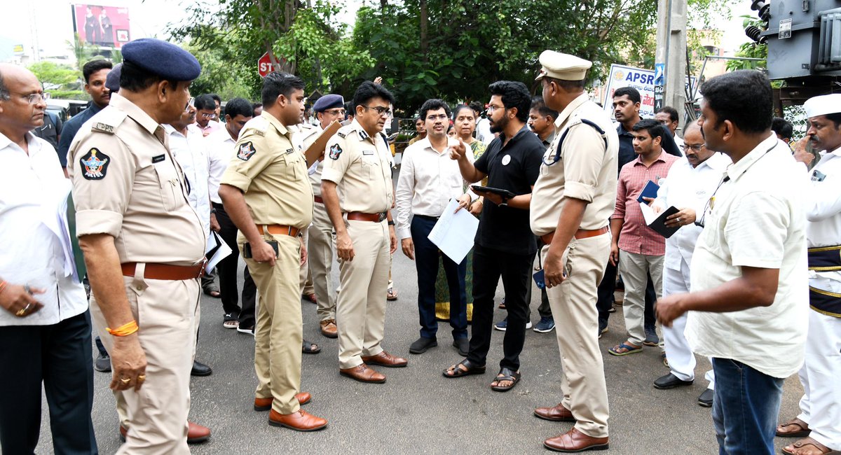 GVMC_VISAKHA's tweet photo. Collector Sri A Mallikarjuna along with Commissioner GVMC CM Saikanth Varma IAS and Police Commissioner Sri Trivikram Varma Inspected the arrangements for Giripradakshina event.

#SwachhSurvekshan2023 
#SwachhSurvekshan2023Visakhapatnam 
#VisakhaSwachhSankalpam 
#VizagSaysNotoPlastic 
#EcoVizag 
#RRR4LIFE 
#IndiaVsGarbage 
#ChooseLiFE 
@AndhraPradeshCM 
@AudimulapSuresh 
@GHVKumariMayor 
@CDMA_Municipal 
@vizagcollector 
@vizagcitypolice 
@pibvijayawada