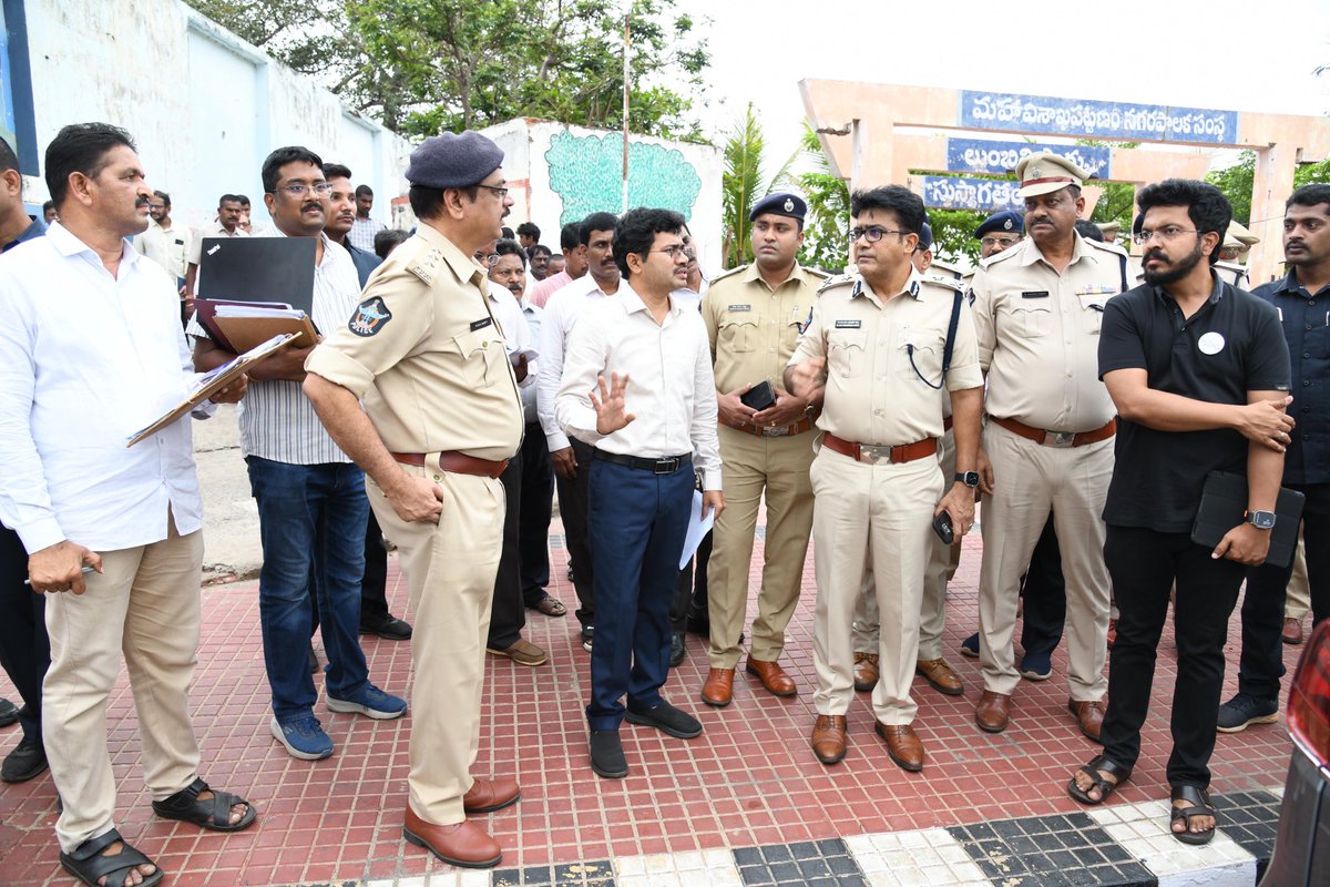 GVMC_VISAKHA's tweet photo. Collector Sri A Mallikarjuna along with Commissioner GVMC CM Saikanth Varma IAS and Police Commissioner Sri Trivikram Varma Inspected the arrangements for Giripradakshina event.

#SwachhSurvekshan2023 
#SwachhSurvekshan2023Visakhapatnam 
#VisakhaSwachhSankalpam 
#VizagSaysNotoPlastic 
#EcoVizag 
#RRR4LIFE 
#IndiaVsGarbage 
#ChooseLiFE 
@AndhraPradeshCM 
@AudimulapSuresh 
@GHVKumariMayor 
@CDMA_Municipal 
@vizagcollector 
@vizagcitypolice 
@pibvijayawada