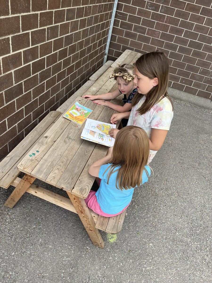 Ending the year outside with our kinder reading buddies 📚 <a href="/merritt_ps/">WilliamHamiltonMerrittPS</a>