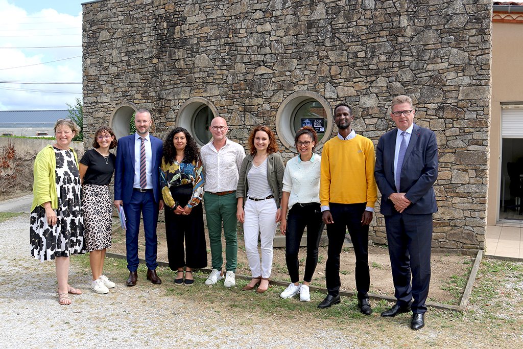 [20/06] Journée mondiale des #Réfugies | #AGIR, pour le logement et l’emploi en Vendée des personnes réfugiées : déplacement de Gérard Gavory <a href="/PrefetVendee/">Préfet de la Vendée 🇫🇷</a> à la rencontre des bénéficiaires de la protection internationale &amp; des travailleurs sociaux de la plateforme AGIR à #LRSY