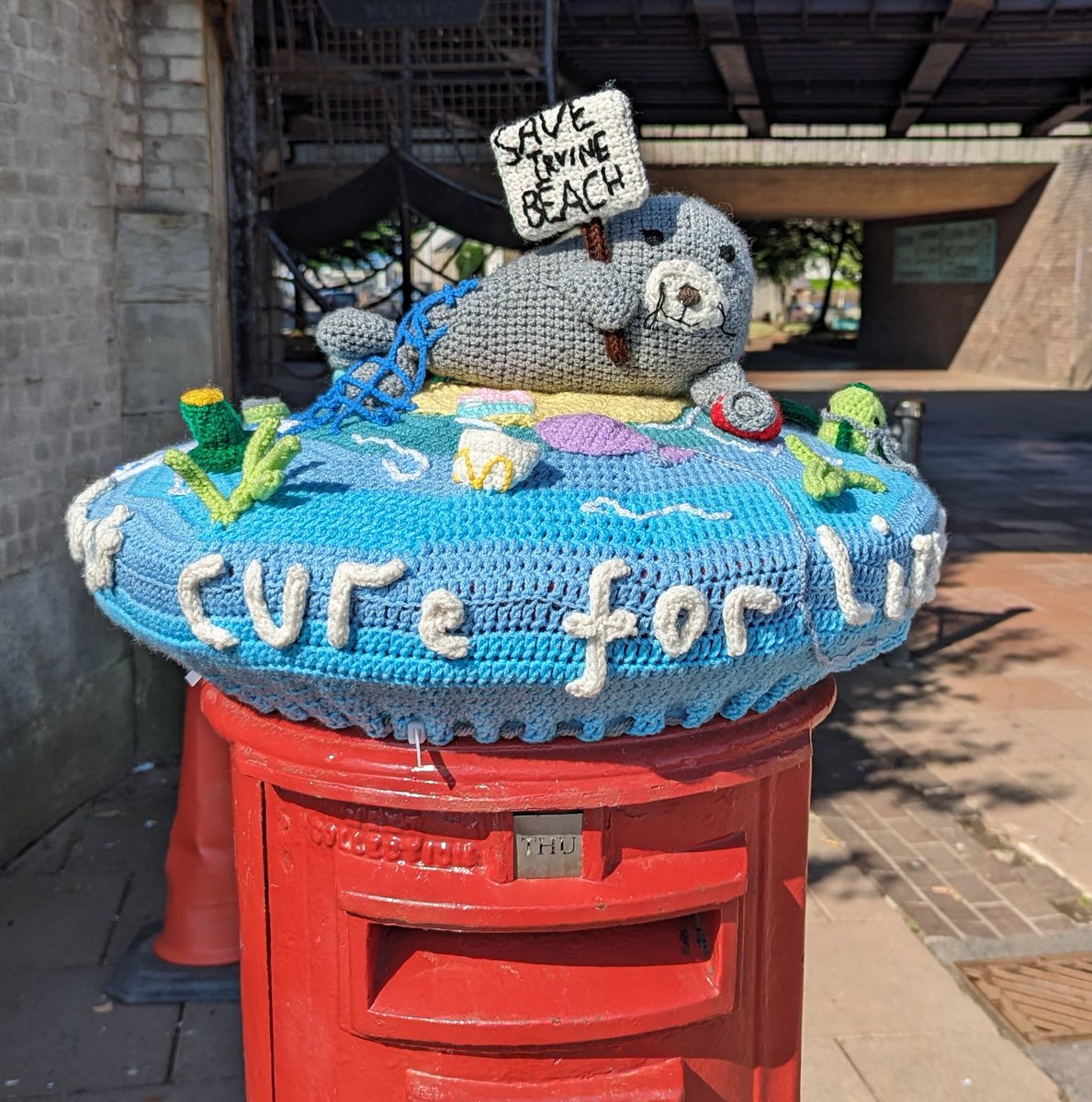 IrvineBeach's tweet photo. Have you spotted this #postboxtopper outside of Irvine train station? We love the message.

"The only cure for litter is you"

#loveirvinebeach #litterfreeirvine #craftivism #crochet #saynotolitter #theseastartshere https://t.co/QYIQT8cnBM