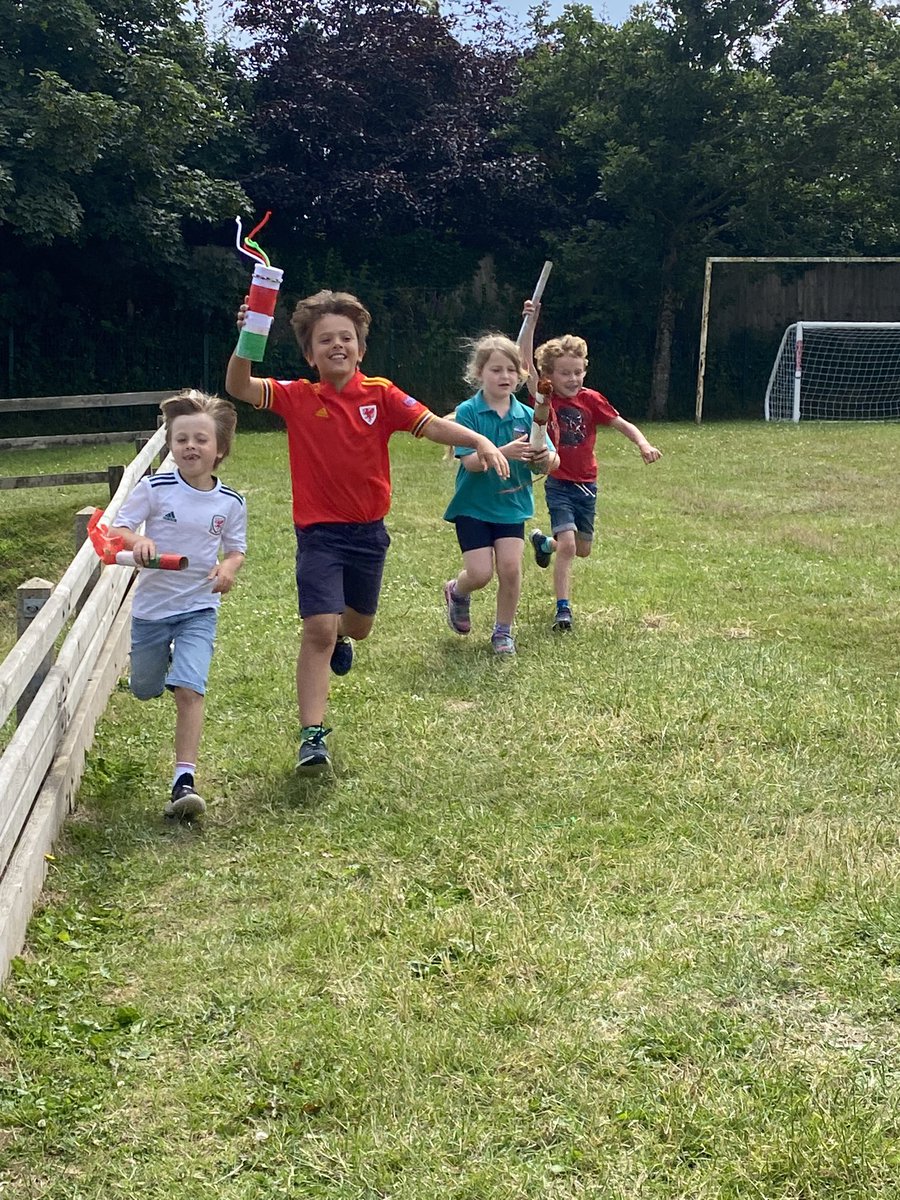 ysgolmorfa's tweet photo. Cawsom hwyl heddiw yn cymryd rhan yn Ras yr Iaith. Cyfle i ddathlu Cymreictod a’r iaith Gymraeg. Roedd pawb wedi bod wrthi yn creu ffagl oedd yn dangos beth mae Cymreictod yn ei olygu iddyn nhw ac roedd bob un werth eu gweld.🏴󠁧󠁢󠁷󠁬󠁳󠁿 @RasyrIaith https://t.co/L1fT6kput3