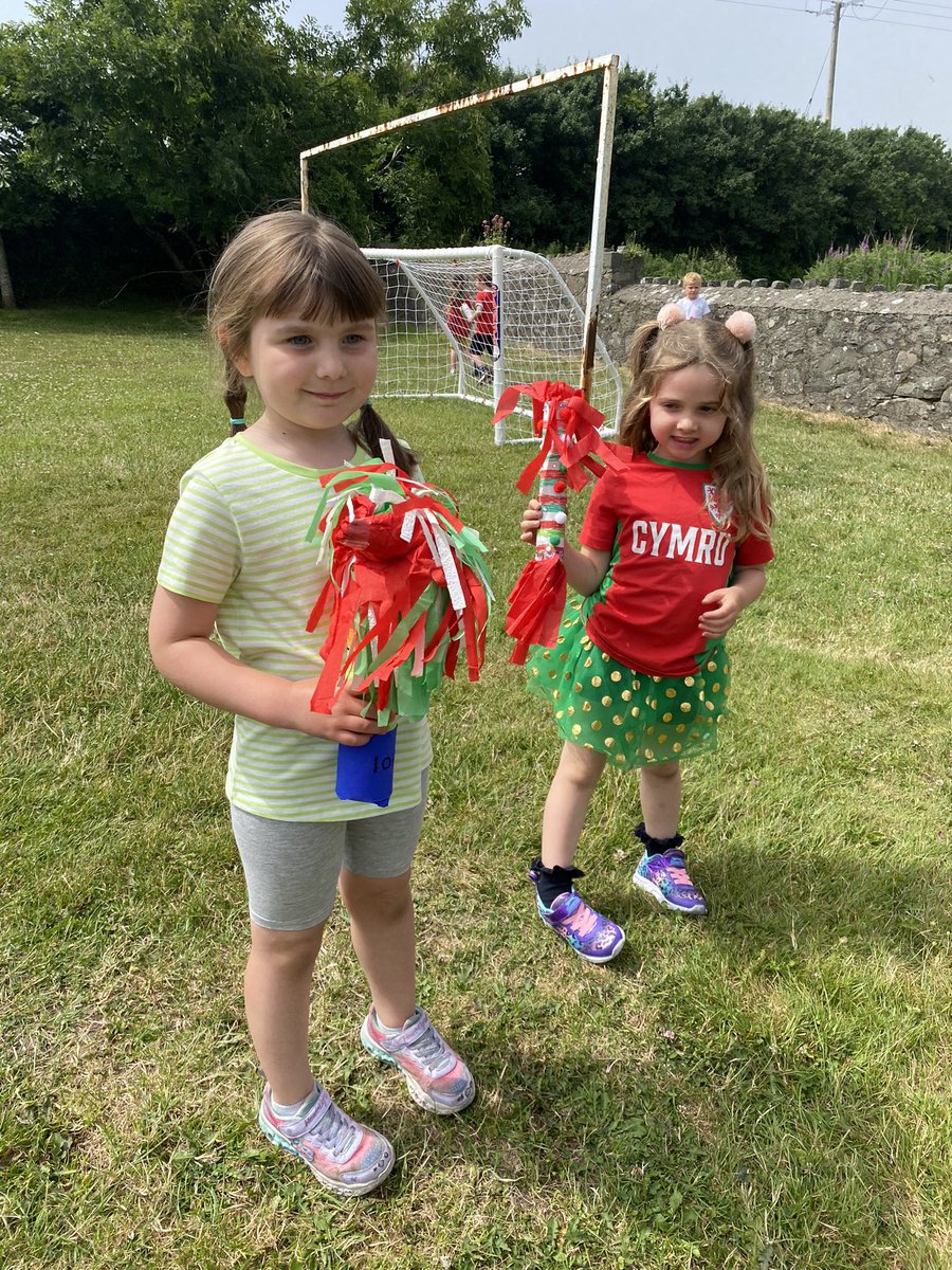 ysgolmorfa's tweet photo. Cawsom hwyl heddiw yn cymryd rhan yn Ras yr Iaith. Cyfle i ddathlu Cymreictod a’r iaith Gymraeg. Roedd pawb wedi bod wrthi yn creu ffagl oedd yn dangos beth mae Cymreictod yn ei olygu iddyn nhw ac roedd bob un werth eu gweld.🏴󠁧󠁢󠁷󠁬󠁳󠁿 @RasyrIaith https://t.co/L1fT6kput3