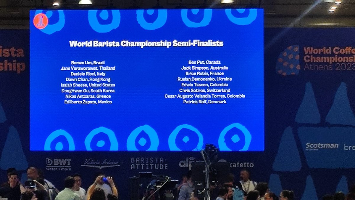 FedeCafeteros's tweet photo. 🏆☕🇨🇴🇬🇷 Estamos felices porque nuestros representantes por Colombia,  César Velandia y Edwin Tascón, son semifinalistas en el Campeonato Mundial de Barismo en Atenas, #Grecia.

¡Sus presentaciones han dejado en alto el nombre de nuestro café y de quienes lo producen! #OrgulloCafetero 

@WCoffeeChamps #worldBaristaChampionShip #AthensWCC @amorperfectocaf
