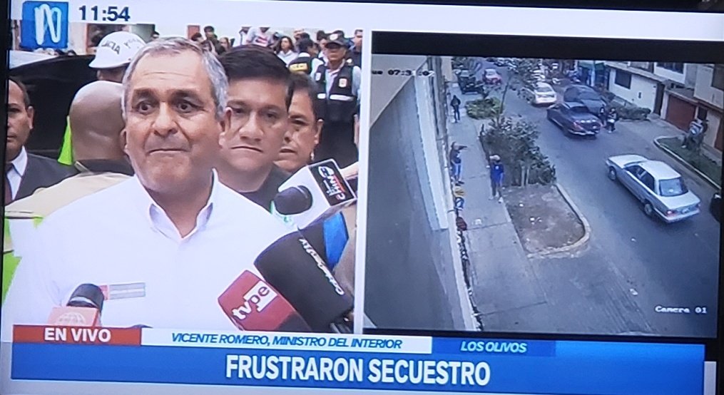 El mismísimo ministro del Interior, Vicente Romero, acude a la zona del "secuestro" en Los Olivos. Solo les voy a decir una cosa: no se me distraigan con lo que ocurre en el Congreso que ayer intervino la Fiscalía, en un hecho sin precedentes. No olviden q estamos en los 90'.