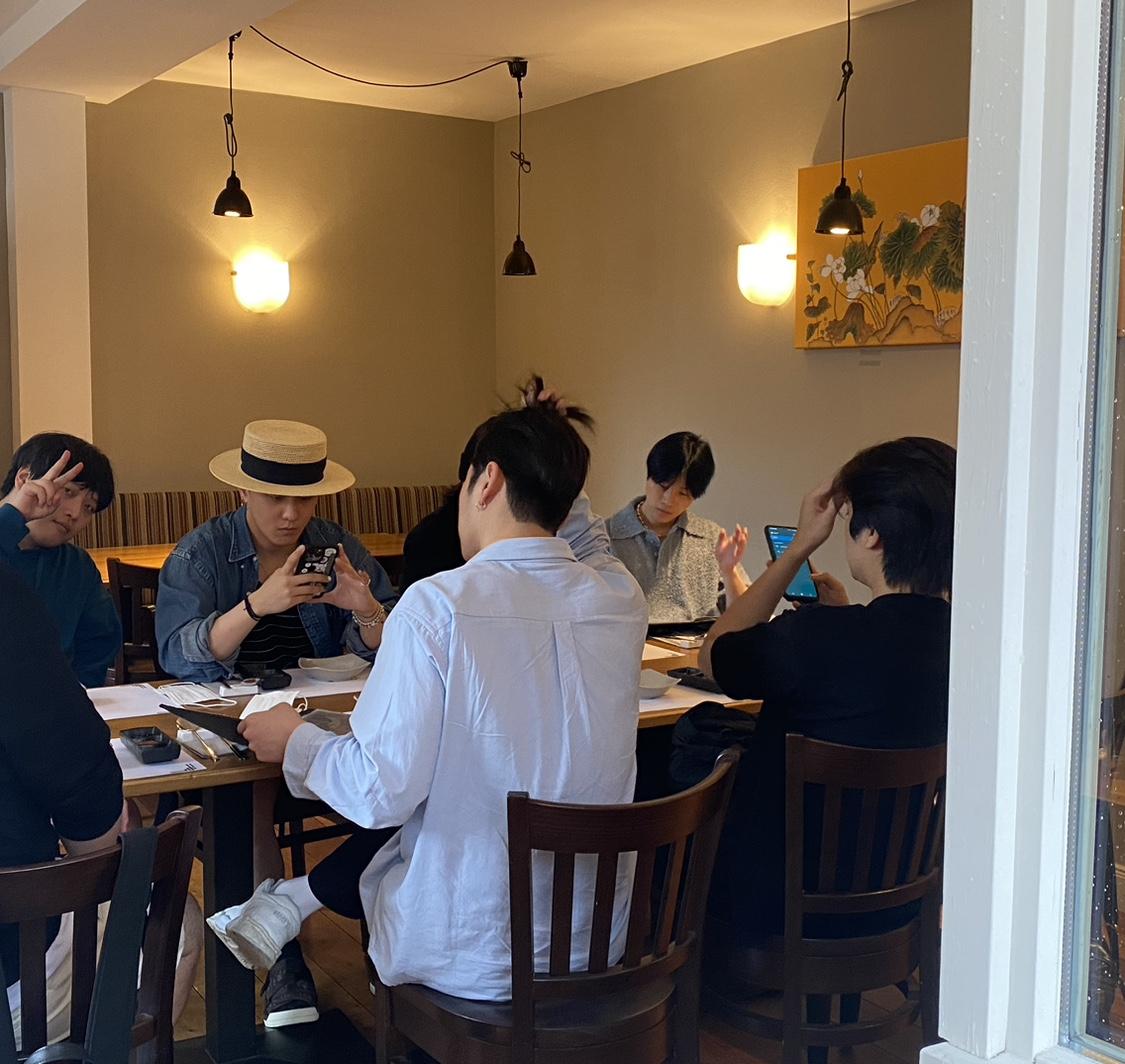 iKON comes to a Korean Restaurant as soon as they arrive in Germany 😄