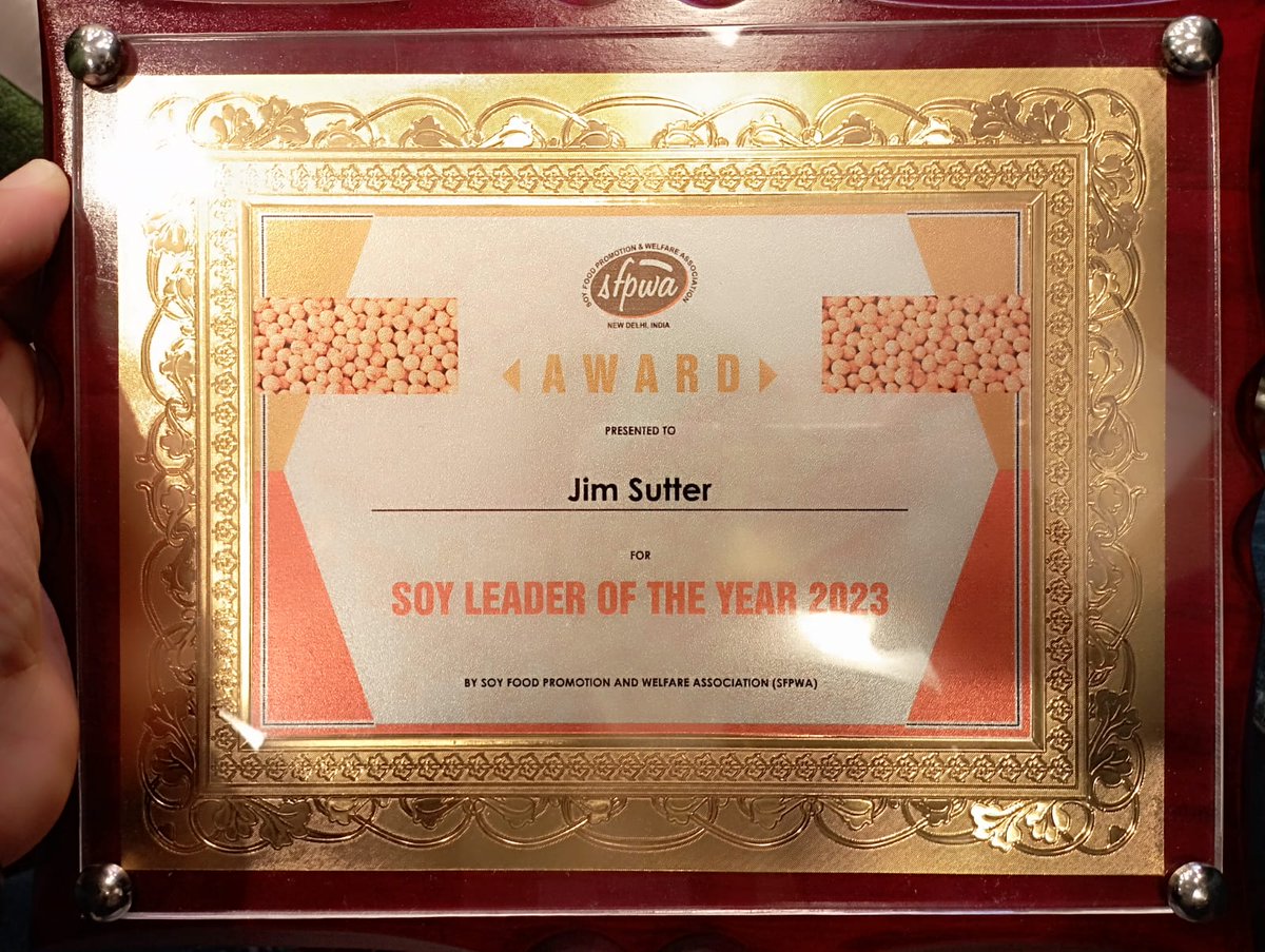 RTPSouthAsia's tweet photo. The esteemed 'Soy Leader of the Year 2023' award has been presented to @1jsutter, the CEO of @USSEC, in recognition of his exceptional contributions and outstanding leadership.
#RightToProtein #ProteinForAll #SoyProtein #Nutrition #KnowYourProtein https://t.co/dki0UT643V