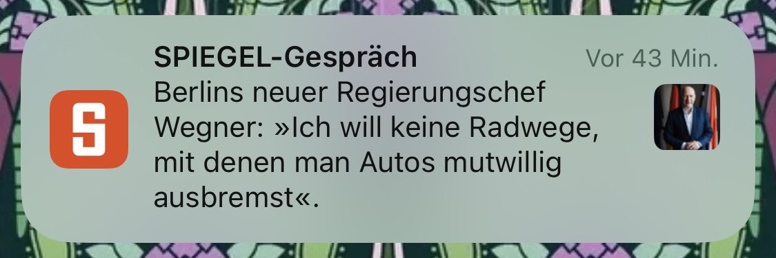 ich schwöre bei Gott sie werden noch einen »Tag des Autos«-Feiertag einführen wo alle verpflichtet sind entweder nur Auto zu fahren oder wenn man keins hat dann muss man beim Gehen so Brumm-brumm-Geräusche machen und wer sich weigert muss Sozialstunden (Praktikum bei VW)