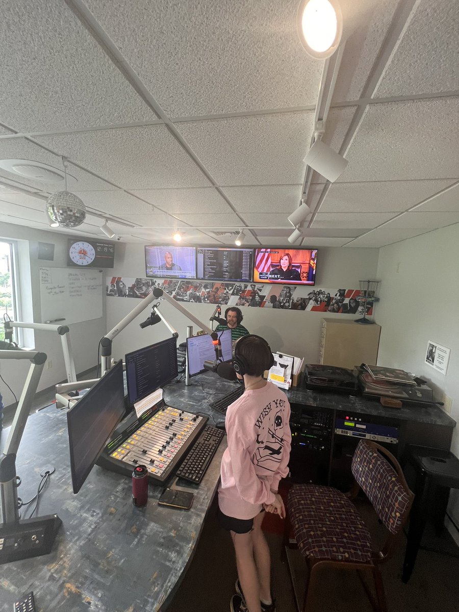911TheGlobe's tweet photo. @basementapez and @mmurrell15 hanging out on the Classic Alternative Lunch Hour…tune in every weekday for more from 12 to 1 🎸 https://t.co/hnf4d551Zc