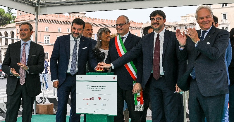 MetroCScpa's tweet photo. #MetroC La prima gettata per l'avvio della stazione Venezia 

Al via i lavori della Stazione Venezia, un’opera ingegneristica straordinaria, un museo fra i musei nel centro storico di #Roma.   

#LineaC #Romametropolitane @Roma @Webuild_Group @matteosalvinimi @gualtierieurope