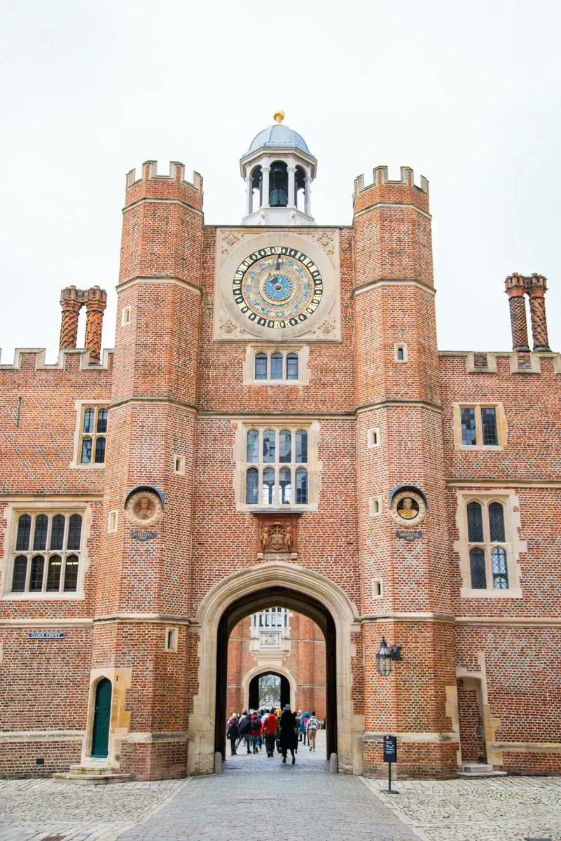 You can't miss visiting Hampton Court when you're in London! buff.ly/3lipU3c @HRP_palaces #hamptoncourt #visitlondon #london #tudorhistory #historical @BBlogRT