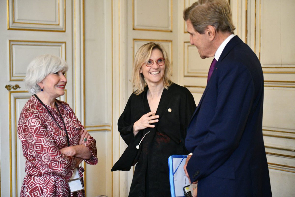#NouveauPacteFinancier | Réunion de travail avec John Kerry, le Président de la COP28 et des représentants clés de l’énergie. Ce Sommet est crucial pour préparer la #COP28 : nous devons decarboner les secteurs les plus émetteurs et construire un nouveau modèle énergétique !