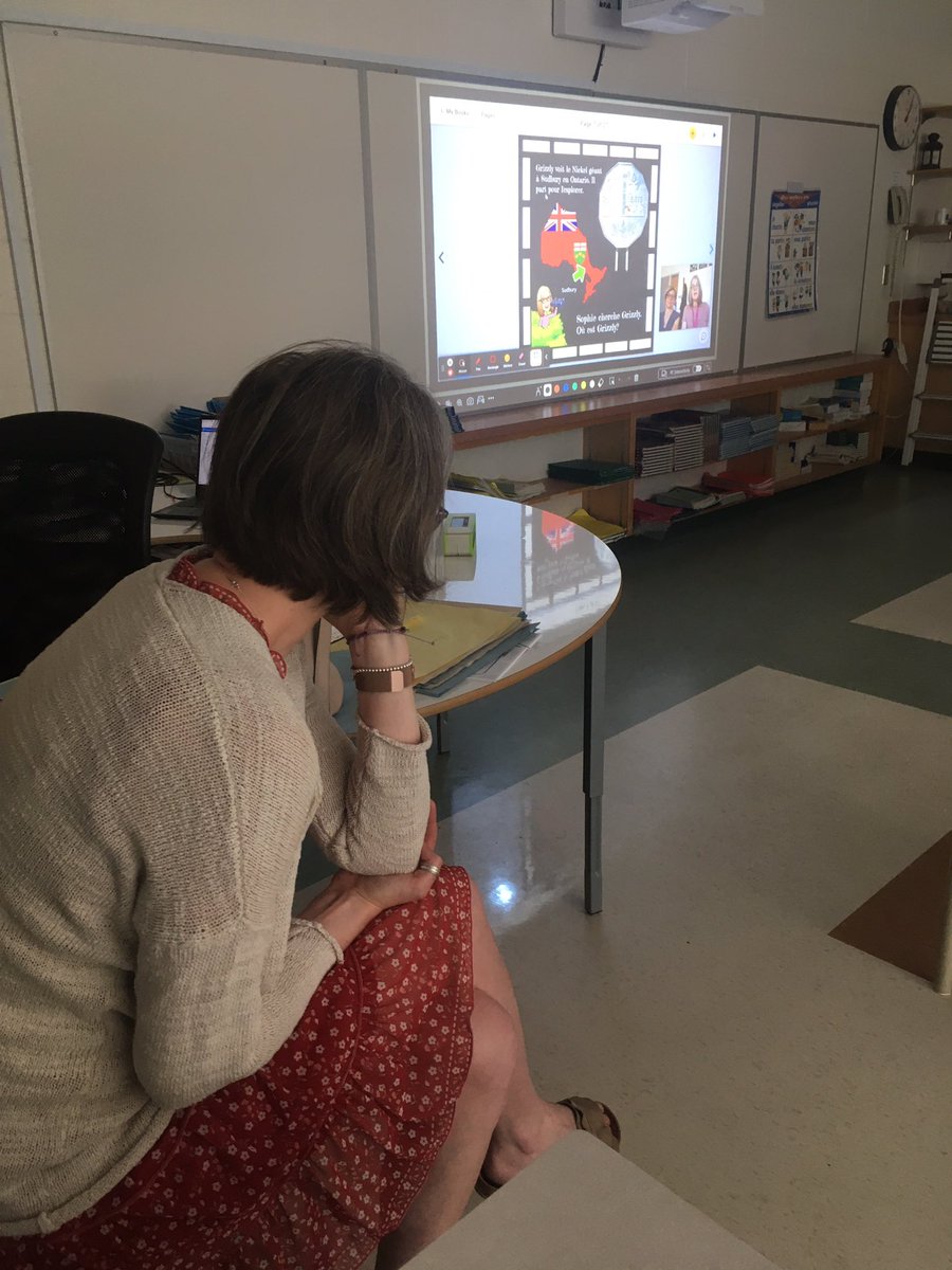 MrPoutineMPB's tweet image. Mme Beaulne écoute attentivement à son livre Sur la route en Ontario…@MPaulBaxterOCSB @ocsbBonjour