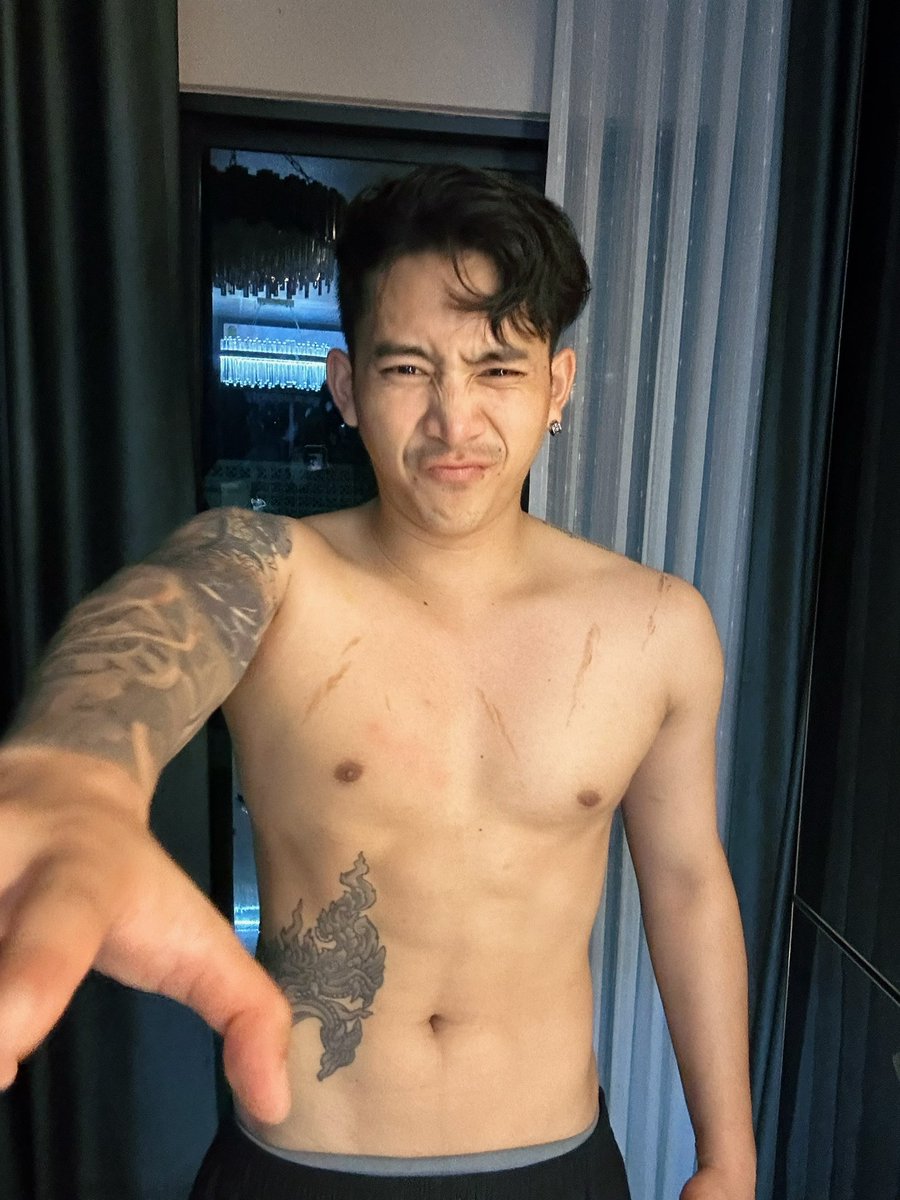 ปีนี้ตัวต้องหนาขึ้น  เพราะซีรีย์และหนังบู๊สองเรื่อง

หันมาดูแลสุขภาพกันนะครับ

ส่วนผม แค่ กึงงเอา ตอนนี้ ตด จะแตกแล้ว