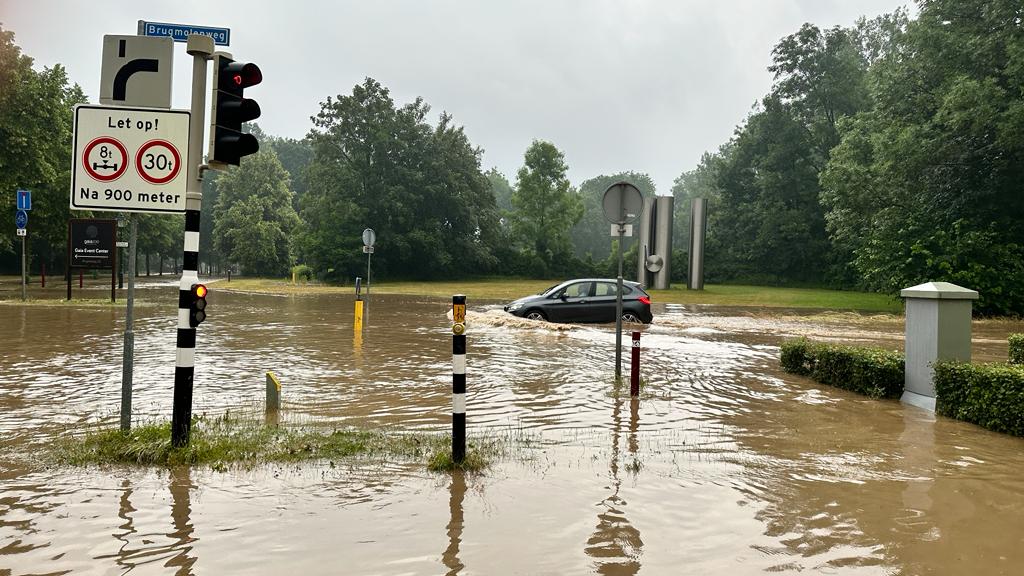 Straten in Zuid-Limburg blank door noodweer, kelders lopen onder rtlnieuws.nl/nieuws/buitenl…