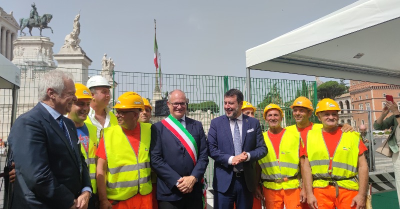 MetroCScpa's tweet photo. #MetroC La prima gettata per l'avvio della stazione Venezia 

Al via i lavori della Stazione Venezia, un’opera ingegneristica straordinaria, un museo fra i musei nel centro storico di #Roma.   

#LineaC #Romametropolitane @Roma @Webuild_Group @matteosalvinimi @gualtierieurope