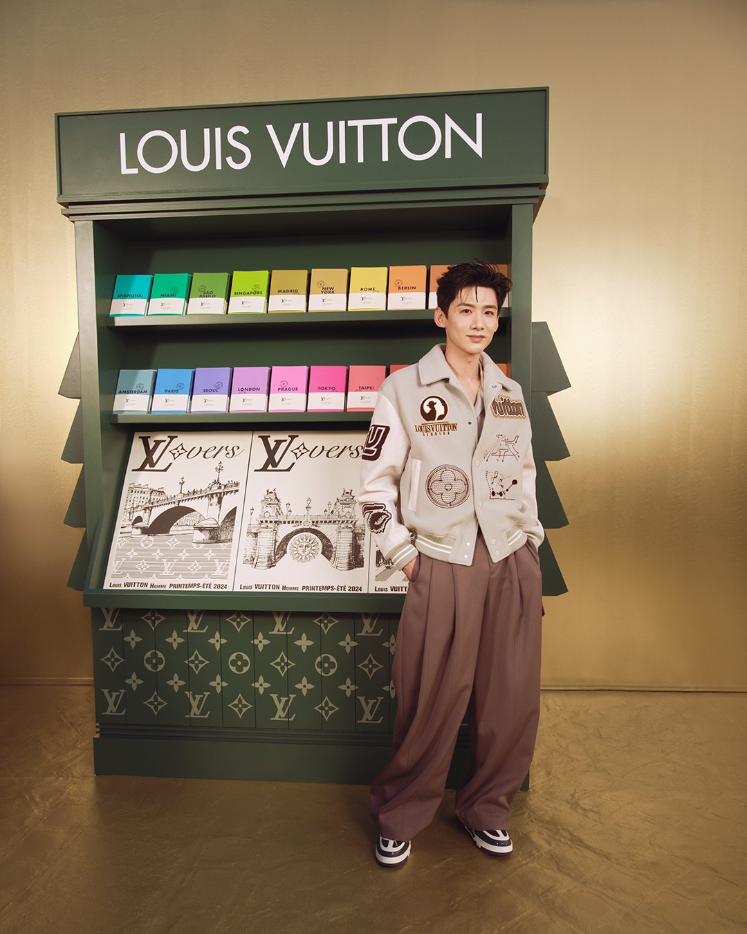 Louis Vuitton on X: Men's Spring-Summer 2024 Show. @jaden attended  @Pharrell's debut presentation on the iconic Pont Neuf Bridge in Paris.  Watch the full show at  #LVMenSS24 #LouisVuitton  #PharrellWilliams #JadenSmith