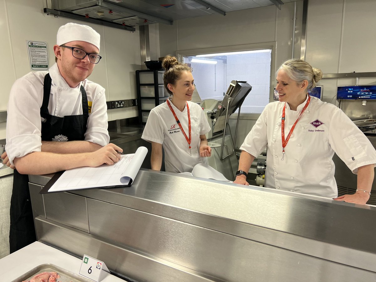 stephaniejmoon's tweet photo. Great day @sheffieldcoll @Craft_Guild @mskingredients @ruth0310 @lenunwin judging #Craftguildofchefs #graduateawards #sheffieldheat #chefskills #competition #chefskills #chefslife #chefcomp #craftguildofchefs https://t.co/SQi5m3wenr