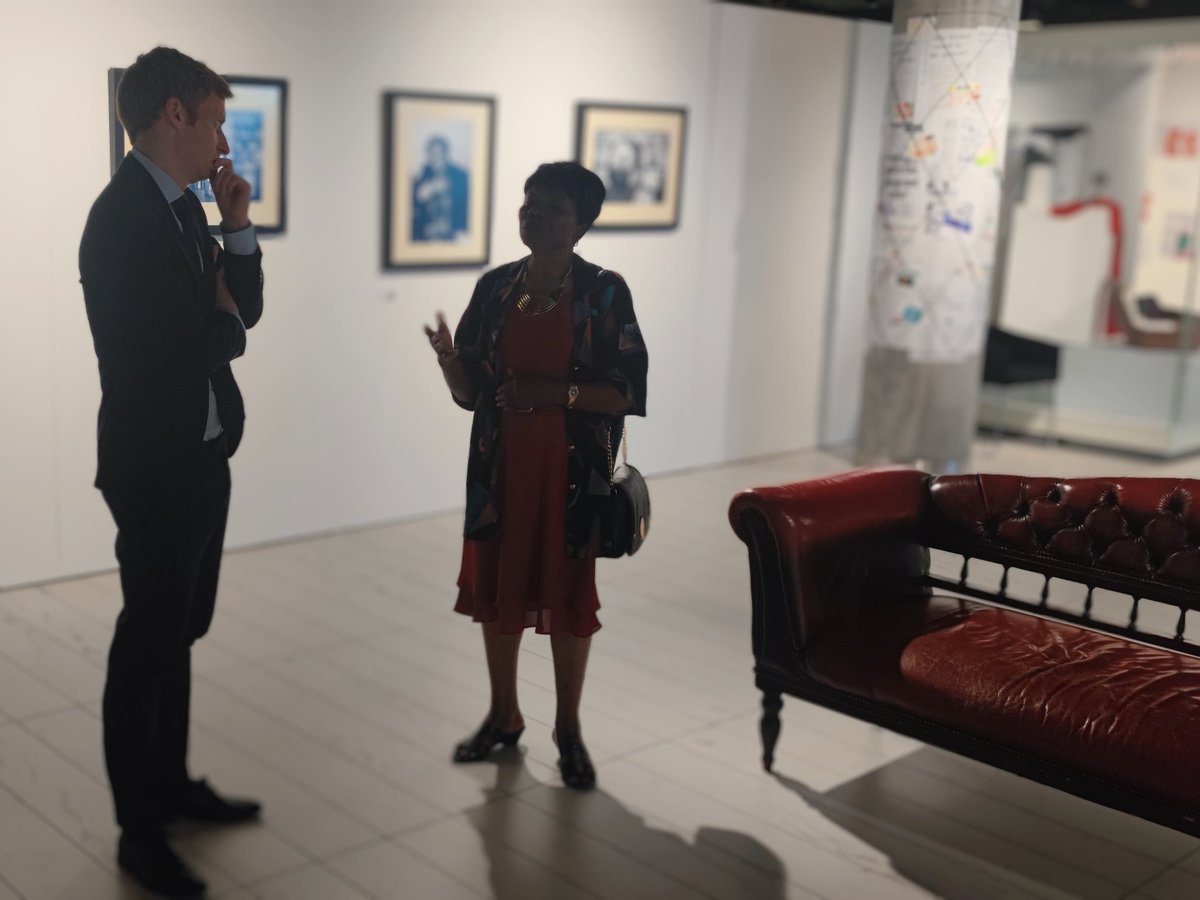 Mavis explains to Minister @Lee4NED her experiences of #Windrush, #foodbanks #NHS in #Birmingham @LibraryofBham find out more #Leaningintothewind  @nearneighbours1 @nearneighbours #WindrushDayGrantScheme
#Windrush2023 @vanleyburke
@RECOGNiZEONLINE