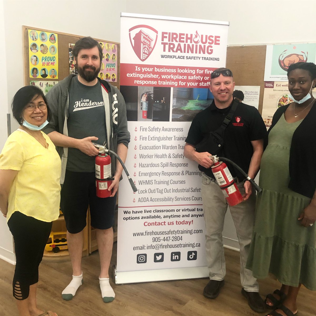 FirehouseTrain1's tweet image. All in a day’s work at Firehouse.🧯🤓#fireextinguishertraining 
#firehousetraining #workplacesafety #safetytraining #schoolfiresafety #firesafetyplan #inspection