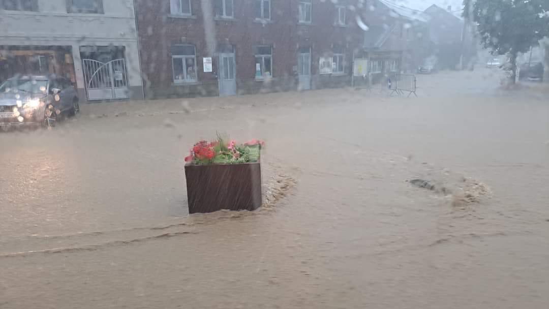 Op meerdere plekken 50-100mm gevallen in Wallonië. #coderood #wateroverlast #onweer #regen #weer #vrtweer