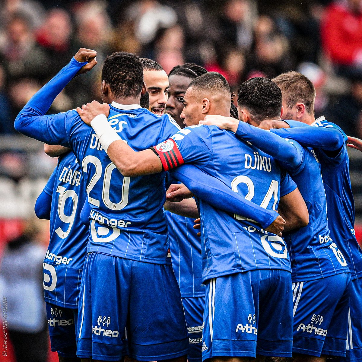 AUCOEURDURCS's tweet photo. 🚨 LE @RCSA EST RACHETÉ ! 😱

Le quotidien @lequipe nous informe le rachat du club par les dirigeants de Chelsea. Marc Keller restera président, Loïc Désiré est maintenu à la cellule de recrutement. 

Le fond d’investissement BlueCo s’engage à préserver l'héritage du Racing. 👍🏼 https://t.co/cFVcWiSf70