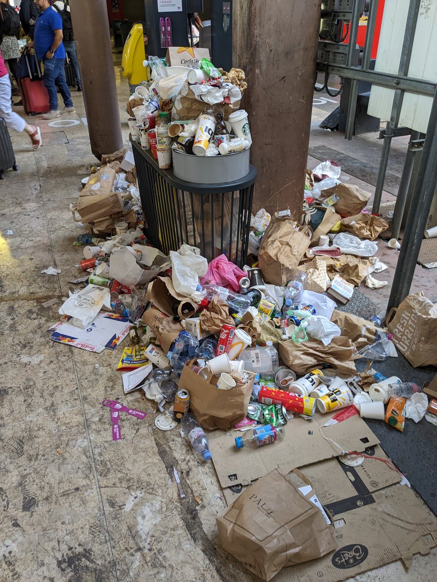 Solidaires13's tweet photo. Nouvelles stars d'Instagram, les poubelles de la gare Saint Charles débordent !
Les travailleur-euse-s invisibles du nettoyage sont en grève.
Habituellement, on ne les voit pas, on ne les entend pas. Aucune considération. Or, leur rôle est capital, leur lutte doit être entendue ! https://t.co/uJJeNw7CGo
