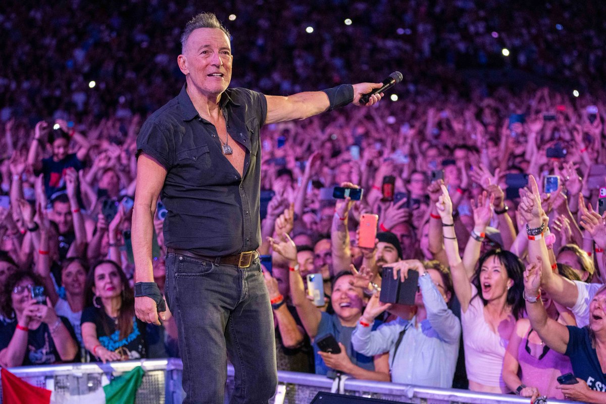 springsteen's tweet photo. https://t.co/Qw6rHeJhm0