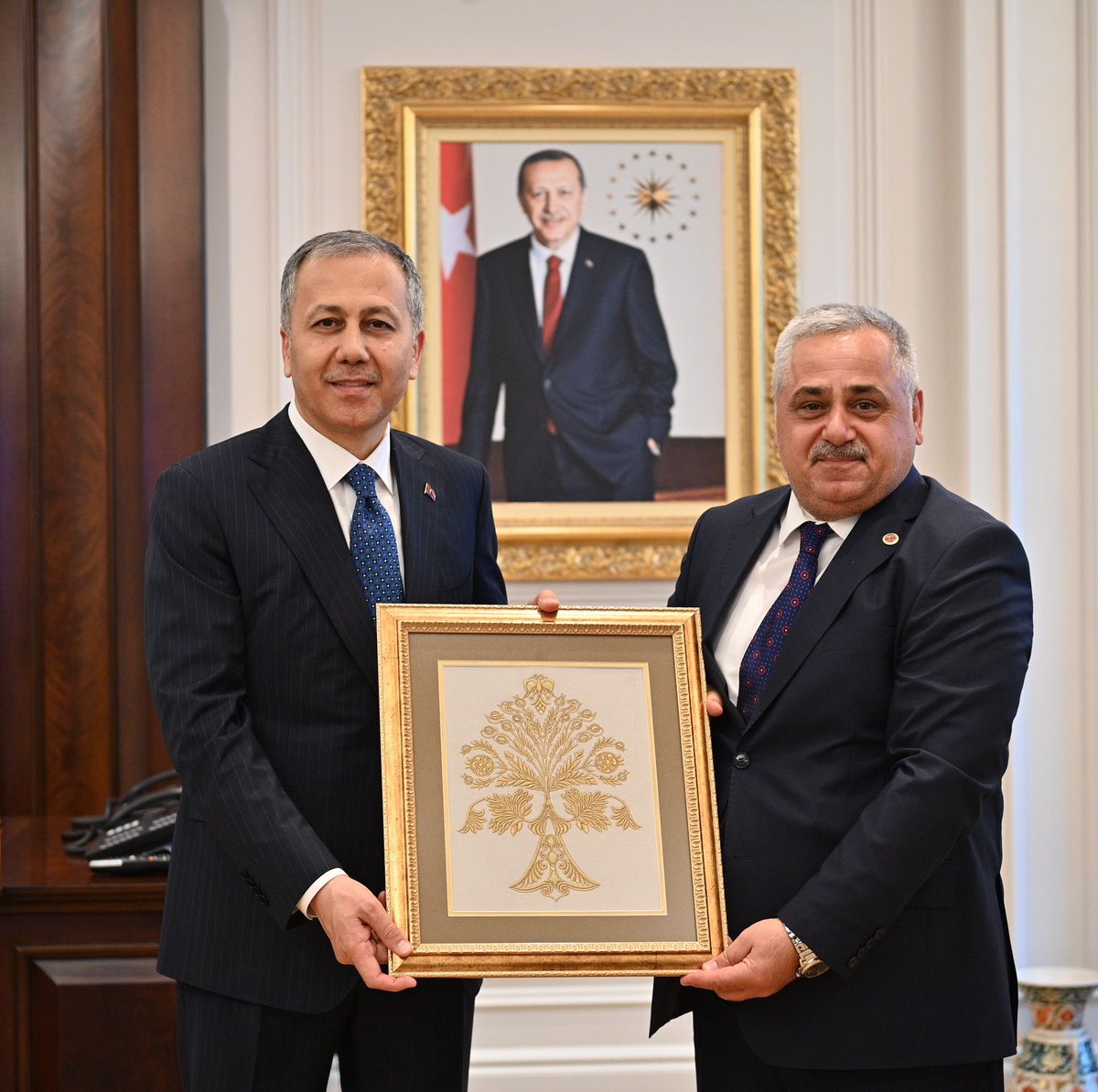 Sayın İçişleri Bakanımıza Türkiye Muhtarlar Konfederasyonu olarak hayırlı olsun ziyaretinde bulunduk. Sayın Bakanımıza bize göstermiş olduğu ilgiden dolayı teşekkür ederiz. Türkiye Muhtarlar Konfederasyonu olarak başarılar dileriz. TÜRKİYE MUHTARLARIMIZLA YENİ YÜZYILA ADIM ADIM