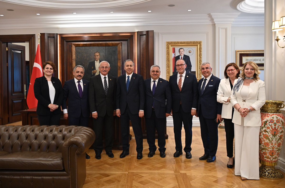 tmuhk's tweet photo. Sayın İçişleri Bakanımıza Türkiye Muhtarlar Konfederasyonu olarak hayırlı olsun ziyaretinde bulunduk. Sayın Bakanımıza bize göstermiş olduğu ilgiden dolayı teşekkür ederiz. Türkiye Muhtarlar Konfederasyonu olarak başarılar dileriz. TÜRKİYE MUHTARLARIMIZLA YENİ YÜZYILA ADIM ADIM https://t.co/LdTOjWeRdI