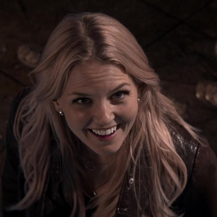 thinkingswan's tweet photo. emma swan                                       also emma swan https://t.co/k4RIGNvibn